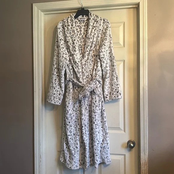 White 🐆 Robe - Picture 1 of 6